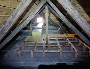 Zateplení stropu patrového rodinného domu pomocí foukané izolace